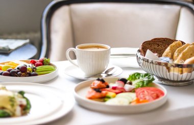 Lüks otel ve beş yıldızlı oda servisi, çeşitli yemek tabakları, ekmek ve kahve seyahat ve konukseverlik markası olarak oda kahvaltısı.