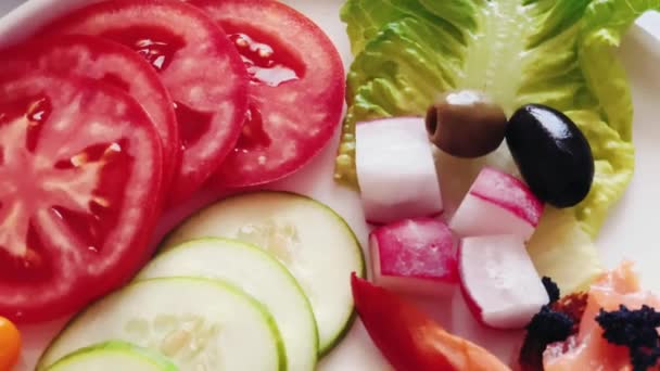 Πιάτο Ορεκτικών Σολομό Μαύρο Χαβιάρι Και Κομμένα Φέτες Φρέσκα Λαχανικά — Αρχείο Βίντεο