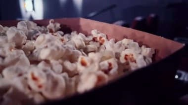 Sinema ve eğlence, sinema salonunda patlamış mısır kutusu TV şovu, yayın ve film endüstrisi üretimi için. Yüksek kalite 4k görüntü