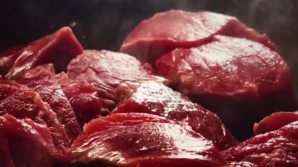 红肉配方和食品烹调工艺 用平底锅烹调牛肉 高质量的4K镜头 — 图库视频影像