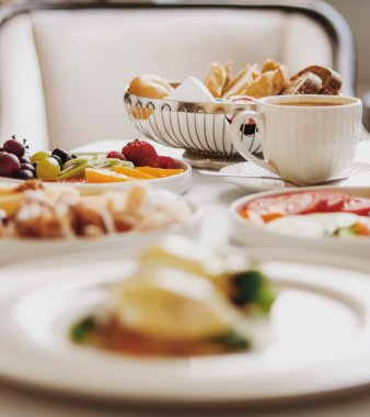 Lüks otel ve beş yıldızlı oda servisi, çeşitli yemek tabakları, ekmek ve kahve seyahat ve konukseverlik markası olarak oda kahvaltısı.