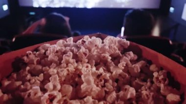 Sinema ve eğlence, sinema salonunda patlamış mısır kutusu TV şovu, yayın ve film endüstrisi üretimi için. Yüksek kalite 4k görüntü