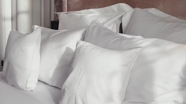 家居装饰和室内设计 床与白色床上用品在豪华卧室 床亚麻布洗衣服务和家具细节 高质量的4K镜头 — 图库视频影像