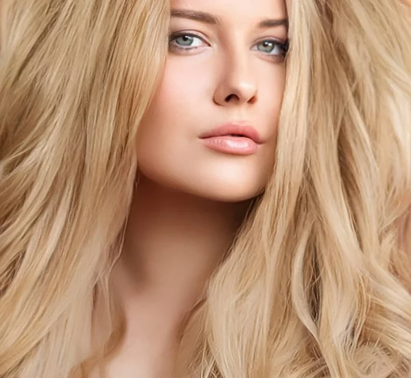 Peinado Belleza Cuidado Del Cabello Hermosa Mujer Rubia Con Cabello —  Fotos de Stock