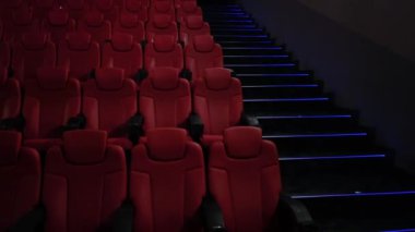 Sinema ve eğlence, televizyon şovu için boş kırmızı sinema koltukları ve film endüstrisi üretimi. Yüksek kalite 4k görüntü