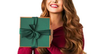 Doğum günü, Noel ya da bayram hediyesi, elinde yeşil bir hediye olan mutlu kadın ya da lüks güzellik kutusu aboneliği beyaz arka planda izole edilmiş, portre