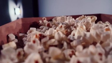 Sinema ve eğlence, sinema salonunda patlamış mısır kutusu TV şovu, yayın ve film endüstrisi üretimi için. Yüksek kalite 4k görüntü