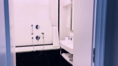 İç dizayn ve dekorasyon malzemeleri, lüks siyah mermer döşemeli banyo beş yıldızlı otel odasında, ayrıntılar.