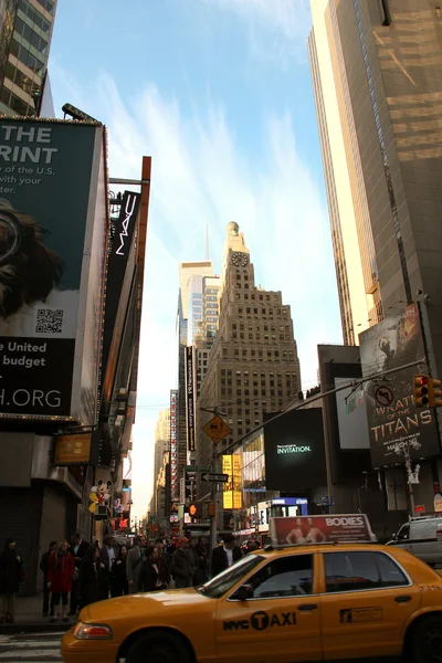 Vista de Times Square com táxi amarelo — Fotografia de Stock