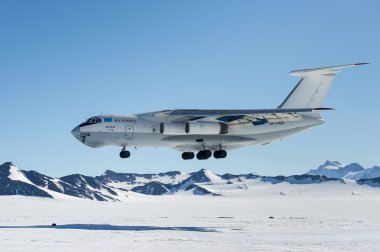uçak Il - 76 Antartika'da açılış
