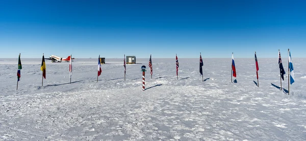 Güney Kutbu farklı devletler bayraklar