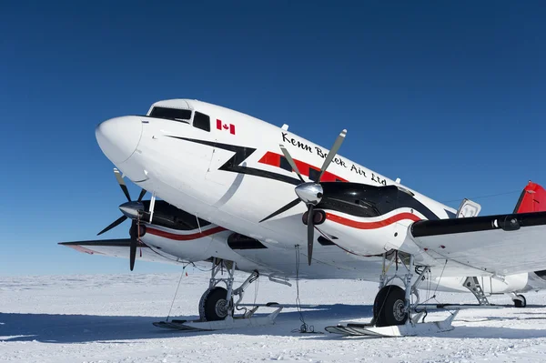 加拿大飞机在 southpole — 图库照片