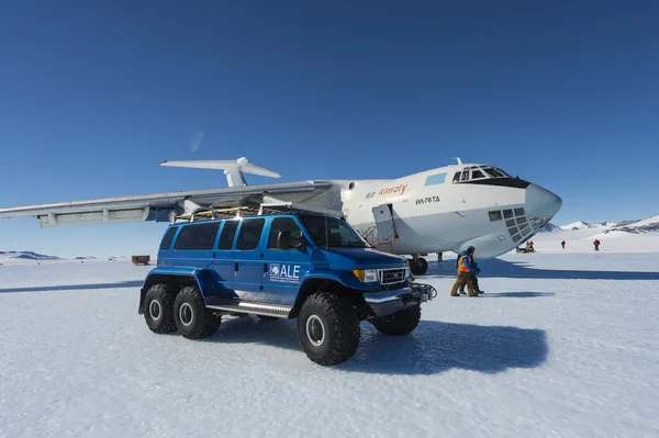Geländewagen und Flugzeug auf dem Südpolarflugplatz, Antarktis — Stockfoto