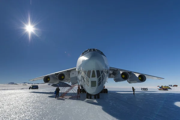 Самолет IL - 76 в Антарктиде — стоковое фото
