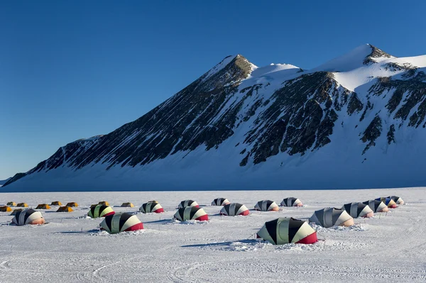 Zelte auf der Antarktisstation — Stockfoto