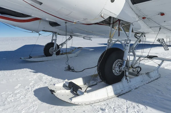 Канадский самолет на Южном полюсе — стоковое фото