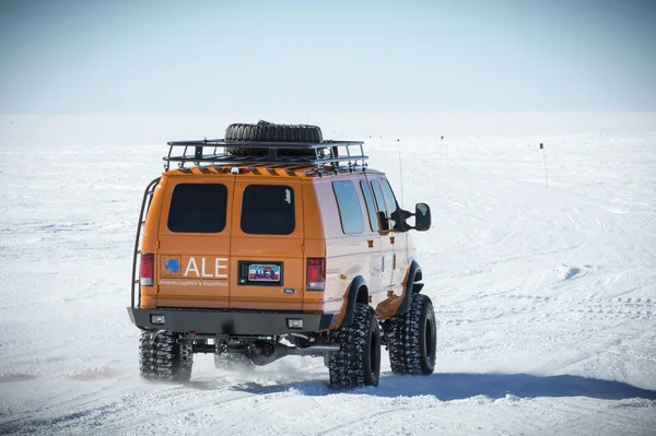ALE sneeuwscooter op de Zuidpool, antarctica — Stockfoto