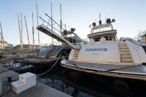 Modern yacht makira i hamn — Stockfoto