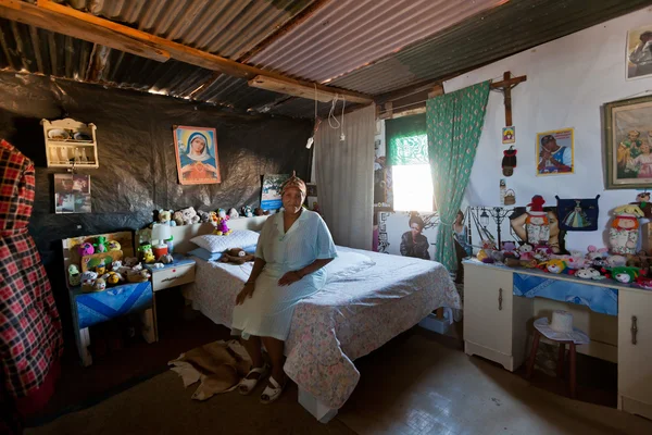 Місцеві жінка, що сидить у традиційному проживанню Намібії — стокове фото