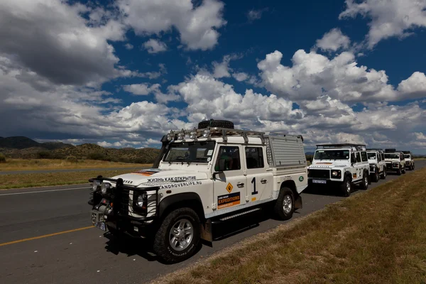 Safari carros no fundo da paisagem nublada, expedição, Namíbia — Fotografia de Stock