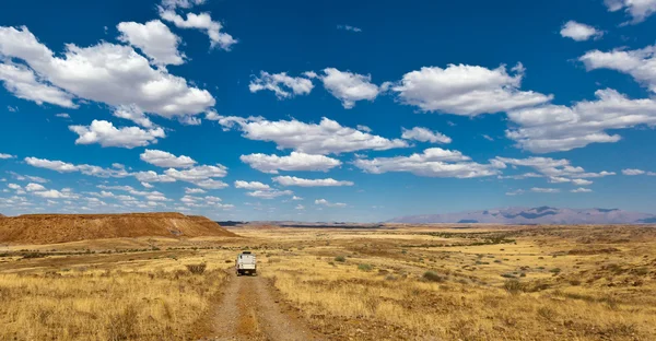 Samochód na drodze, namibia, Afryka — Zdjęcie stockowe