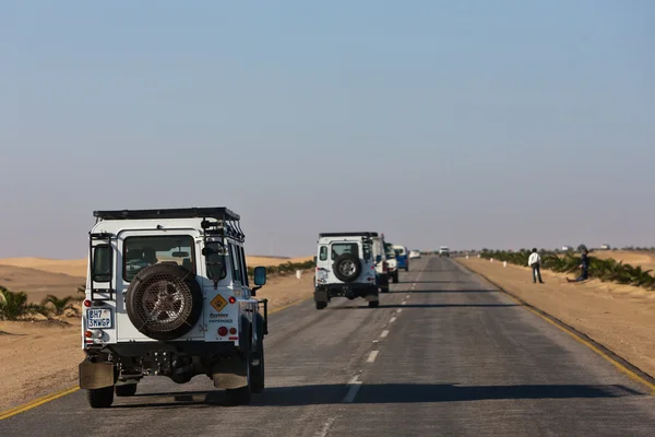 Safari samochody na drodze, namibia — Zdjęcie stockowe