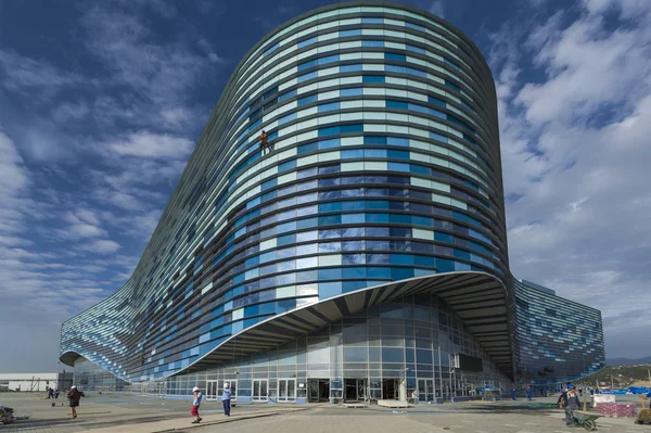 Finishing facade of ice rink for figure skating in the Sochi Olympic Park — Stock Photo, Image