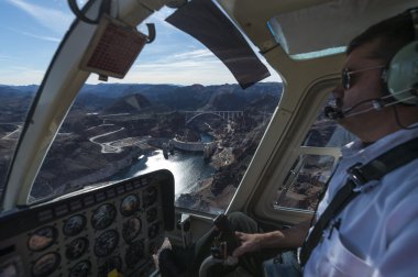 hoover Barajı üzerinden helikopter kokpit görünümü