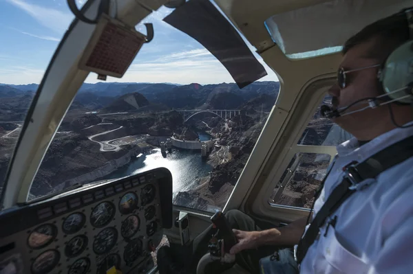 hoover Barajı üzerinden helikopter kokpit görünümü