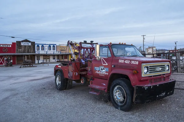 Caminhão SUV em uma rua da famosa aldeia Seligman no Arizona, EUA — Fotografia de Stock