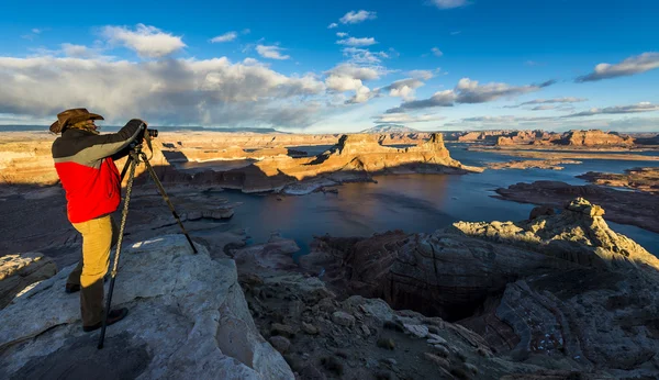 Taking Picture of Lake Powell from Alstrom Point, Glen Canyon National Recreation Area, USA — Stock Photo, Image