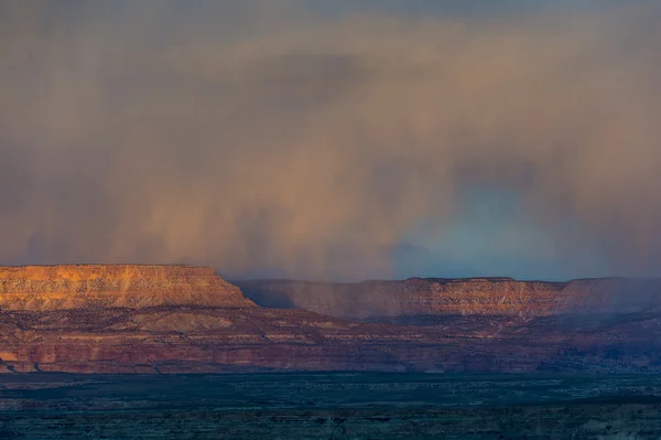 Felsen rund um schönen See Powell, arizona — Stockfoto