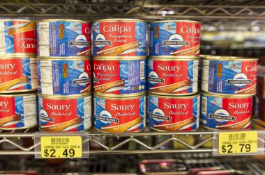 Amerikan dükkanında konserve saury