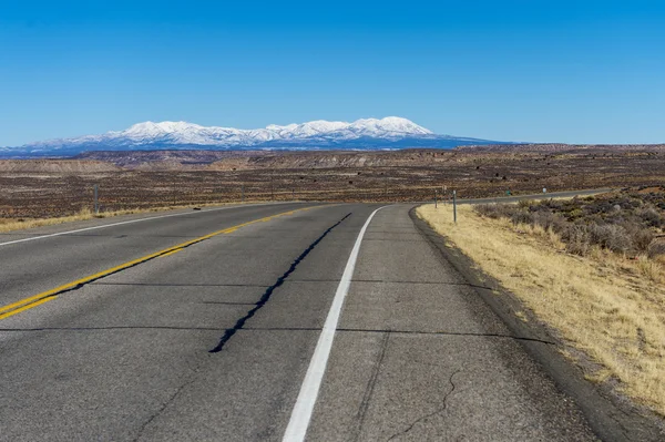 Moab Utah Highway (Utah, EUA). Estrada entre vermelho — Fotografia de Stock