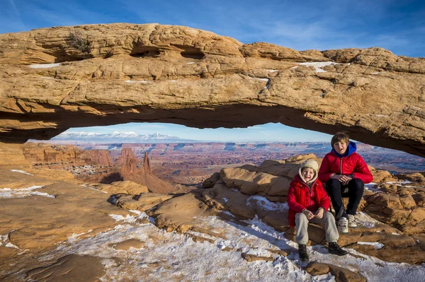 Utah Arches Ulusal Parkı 'nda genç turistler. — Stok fotoğraf