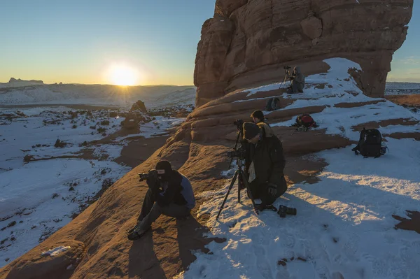 Turistas estão tirando fotos em Arches National Park, Utah . — Fotografia de Stock