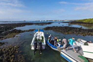 galapagos adalar tekne gezisine gelen turist vardır