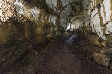 turistler içinde lav tünel galapagos Adaları