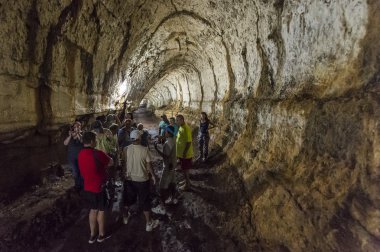 turistler içinde lav tünel galapagos Adaları