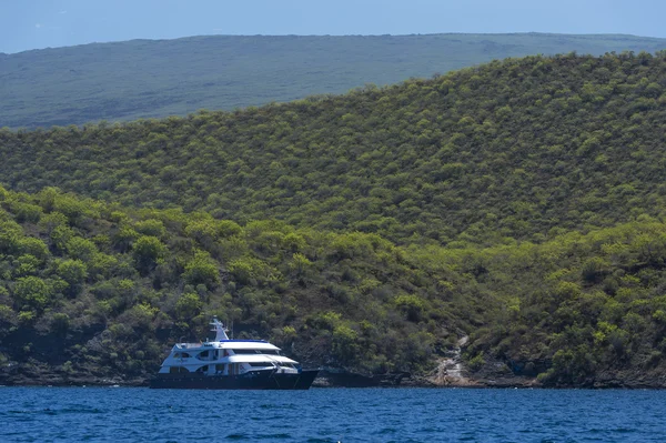 Navio de cruzeiro perto das ilhas Galápagos — Fotografia de Stock