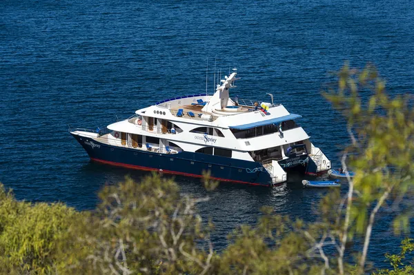 Bateau de croisière près des îles Galapagos — Photo