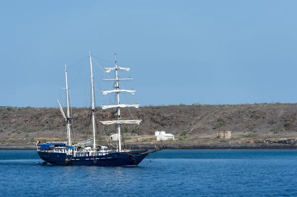 Zeilboot in de Stille Oceaan in de buurt van galapagos — Stockfoto