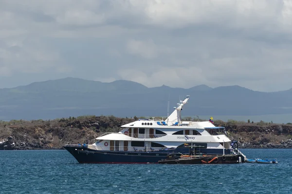 galapagos Adaları yakınındaki yolcu gemisi