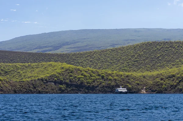 Kryssningsfartyg nära Galapagosöarna — Stockfoto