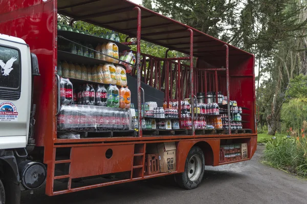 Soda içecek, galapagos Adaları kargo kamyon yükler — Stok fotoğraf