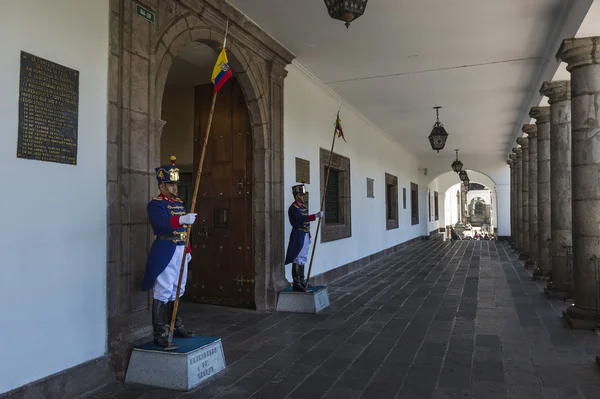 Президентських гвардії в президентські палацом Еквадору — стокове фото
