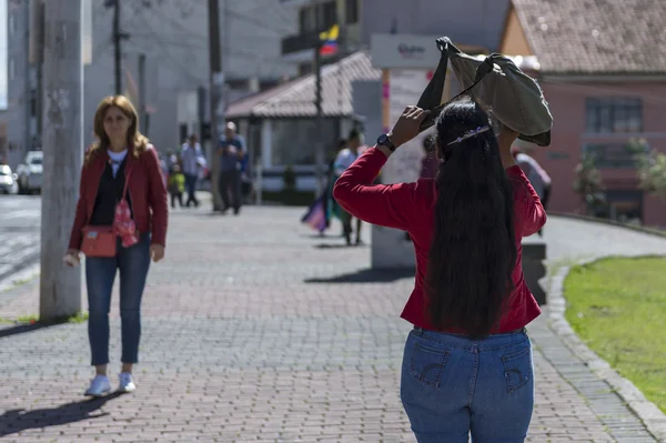 Solen värmer och damer i ecuador — Stockfoto