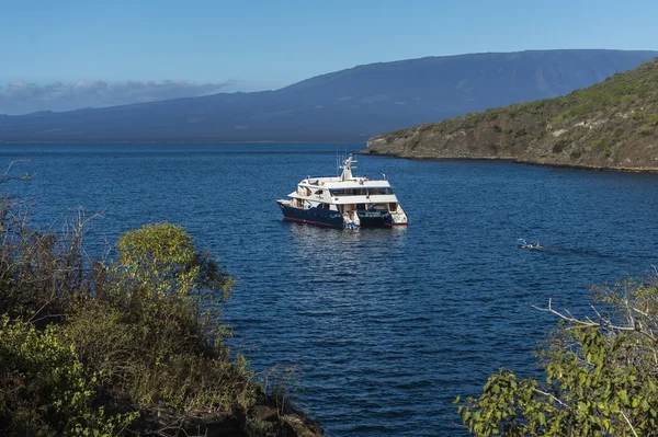 Statek wycieczkowy w pobliżu wyspy galapagos — Zdjęcie stockowe