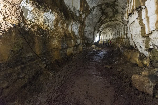 Tourists Inside lava tunnel on Galapagos islands — Stock Photo, Image