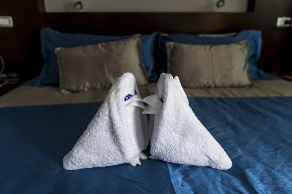 Quarto de hotel nas ilhas Galápagos com roupa de cama dobrada em forma de duas rãs — Fotografia de Stock